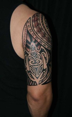  Tatouage maori, polynésien sur le haut du bras en noir et rouge